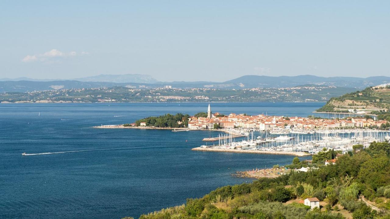 Hangar Apartments Izola Bagian luar foto